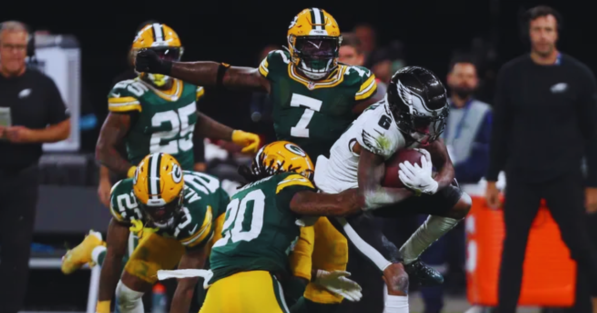 Baltimore Ravens celebrate victory over Green Bay Packers during Week 17 NFL game